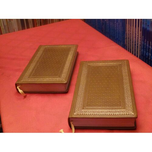 Les Miserables . . En Deux Volumes . . Victor Hugo . . 1802 - 1885 . Poete . Dramaturge . Romancier Et Dessinateur Francais . . Le Cercle Du Bibliophile . . Edito - Service . S.A. Geneve . Editeur .