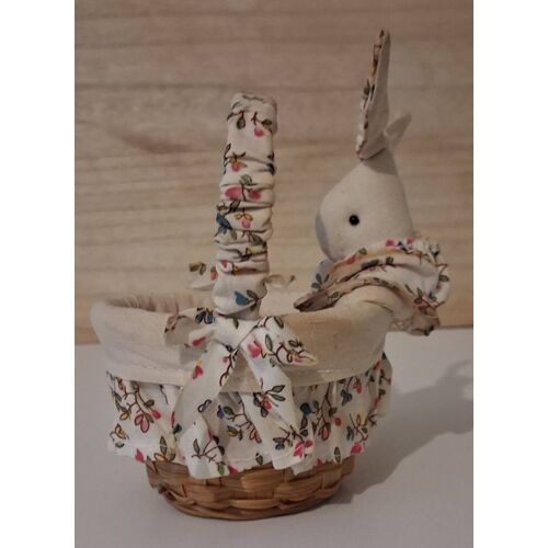 Petit panier avec un lapin en tissu