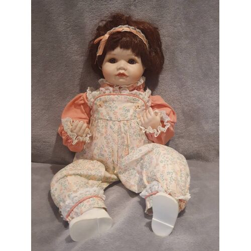 Poupée porcelaine Sara