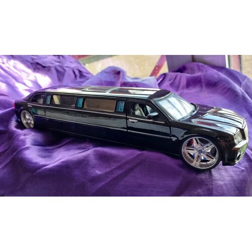Chrysler Limousine Format 1/24 300c 2005 34 Cm Noire En Métal 911 Grammes Lampes Latérales Qui S'allument Marque Maisto