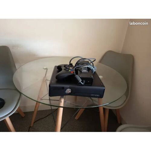 Vends Xbox 360 bon état avec 41 jeux et une manette