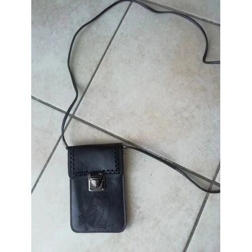 Petite pochette à bandoulière.