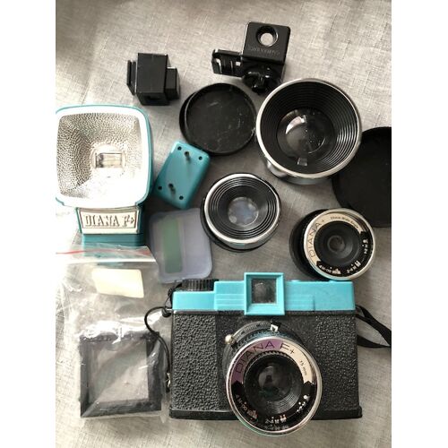 Diana F+ kit avec flash, objectifs, livre