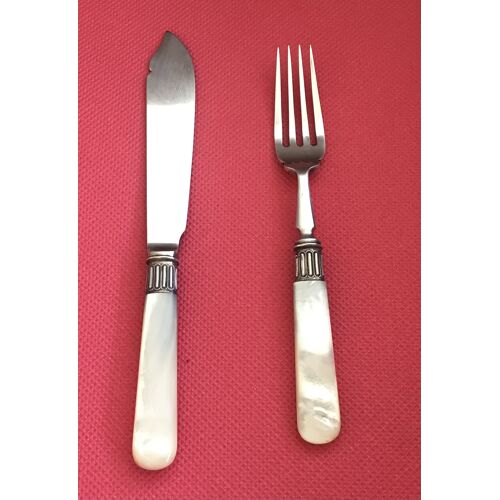Deux Couverts Fourchette & Couteau De Poisson En Nacre & Métal Argenté