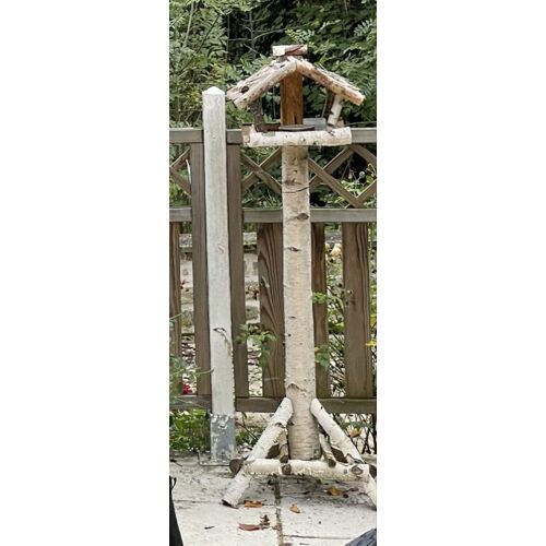 Mangeoire En Bois De Bouleau Sur Pied Pour Oiseaux Du Jardin