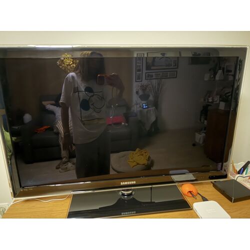 Je vends une TV Samsung 102cm soit 40 pouces. Technologie LCD avec rétroéclairage LED. Modèle : UE40C5100QWXZF. Elle est en bonne état. Livraison en main propre.