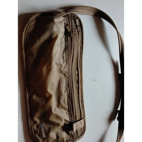 Pochette ventrale pour passeport et argent