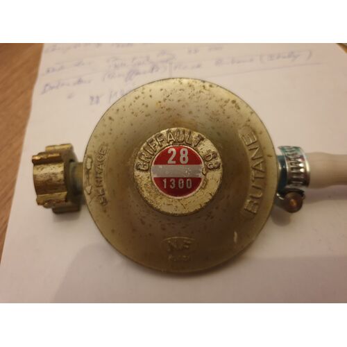 Détendeur gaz butane pression 28mbar, débit 1300g/h, marque Briffault, sortie sur tétine pour petit tuyau gaz