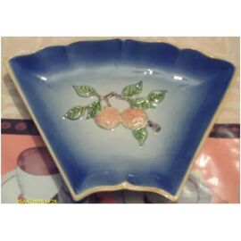 Plat En Porcelaine - De Forme Trapézoïdale - Signé " G V "