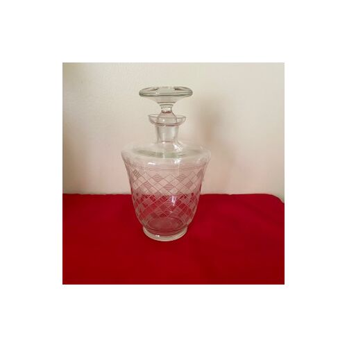 Flacon À Liqueur En Verre Gravé. Cabochon Verre Ajouté Mais Probablement Pas D'Origine. Mais Esthétique! Hauteur 17 Cm Avec Bouchon 19 Cm Gravure Quadrillée En Biais.
