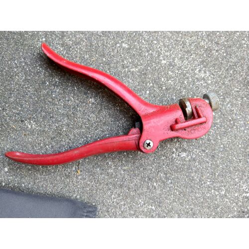 Pince coupe tube manuelle