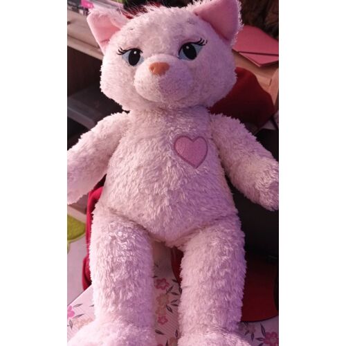Chatte en peluche très jolie