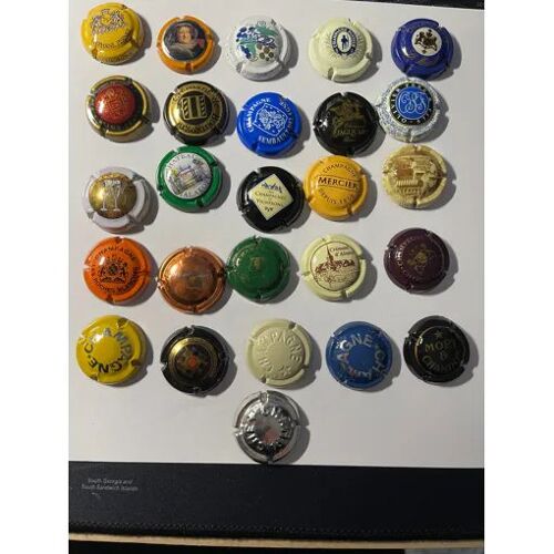 Une Série De Capsules De Champagne Collections