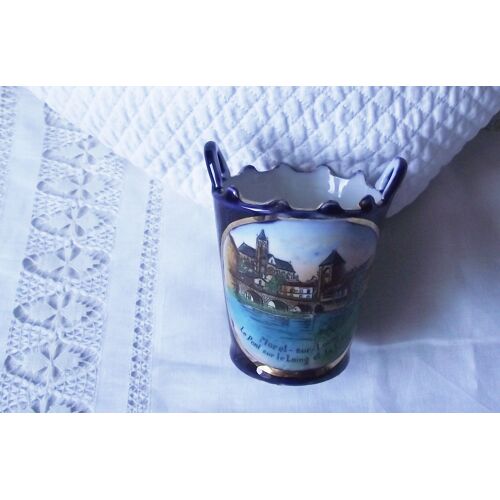 Pot ancien miniature en porcelaine de Saxe vue de Moret sur Loing Le pont sur le Loing et la Poterne
