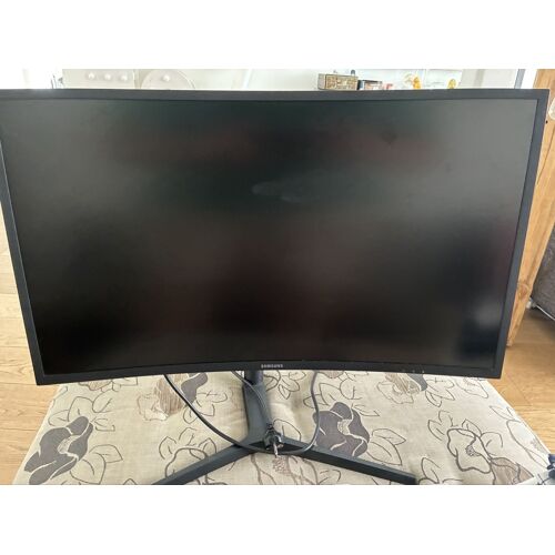 Écran Samsung C32HG70QQ incurvé pour le gaming. Peu utilisé. Très bon état