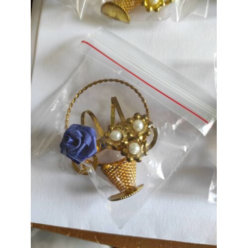 Broche Panier , Fleur Bleu Et 3 Perles