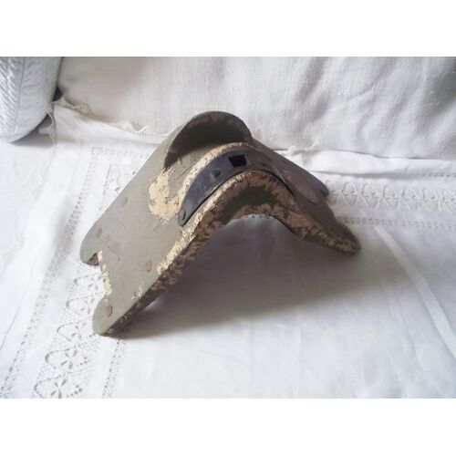 Ancien Arçon En Bois Réalisé Par L' Arçonnerie Française ,N°4 Marque Déposée En Bon État De Conservation.