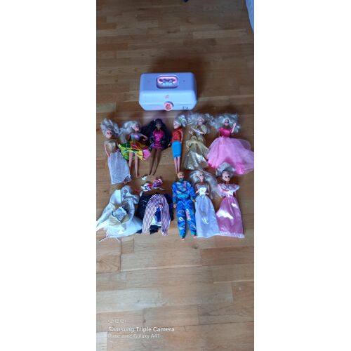 Lot 8 Barbies+1 Ken, lot vêtemznts, boîte à bijoux