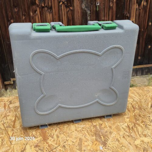 Valise en plastique épais pour transporter vos objets précieux discrètement