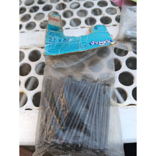 Lot de pointes noire 2.5x60 mm