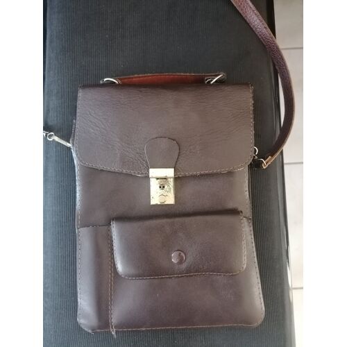 Pochette en cuir avec poignée et dragonne, 26x19 cm