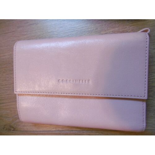 coccinelle porte monnaie rose pastel en cuir