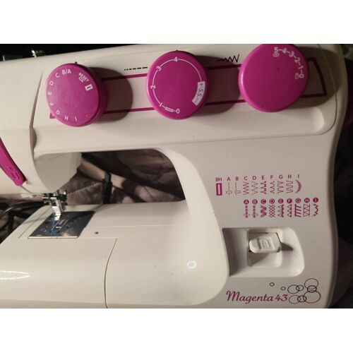 Machine à coudre janone magenta 43