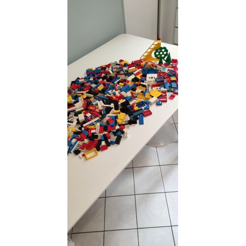 Vrac LEGO 1,8 kg et 5 figurines