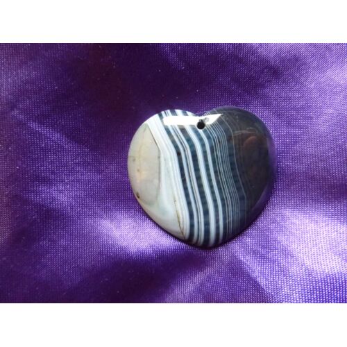 Pendentif Coeur En Agate Onyx. Noir, Blanc Et Gris Avec Superbe Transparence À La Lumière. 4.1 Cm. Magnifique Pierre Aux Couleurs Harmonieuses, Très Belle Idée De Cadeau. Lot 1607