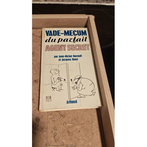 Vade Mecum Du Parfait Agent Secret De Jm Barrault Dessin De Piem