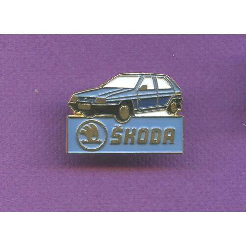 Rare Pins Auto Voiture Skoda A154