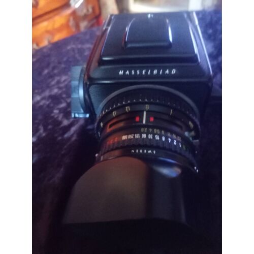 Appareil photo argent unique Hasselblad 500c/M avec objectif Zeiss planar ff 80 mm en état de marche retardateur