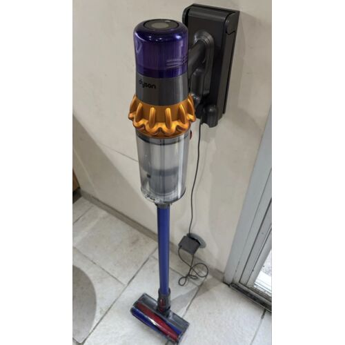 Aspirateur balai dyson v11 batterie ok parfait état de fonctionnement