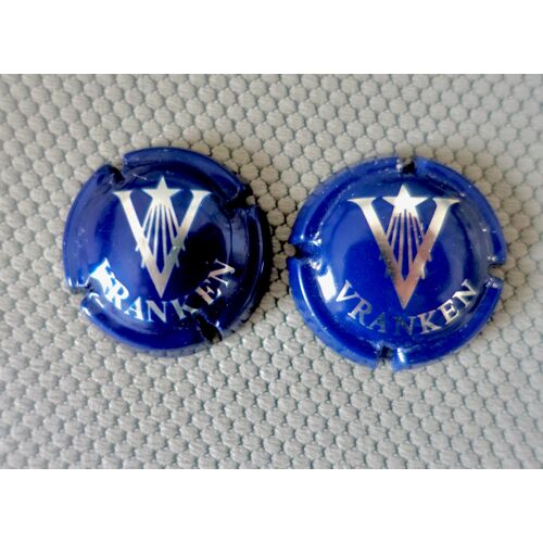 Lot De 2 Capsules Champagne Vranken. Bleu Nuit Un Peu Différent , Lettres Fines Et Moins Fines.