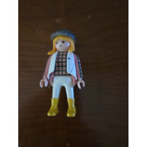 playmobil femme cheveux blonds gilet blanc bottes jaunes casquette à carreaux