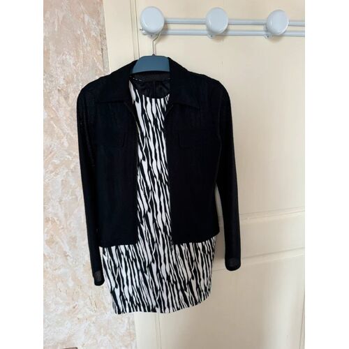 Robe Moulante Avec Veste Noire Transparente