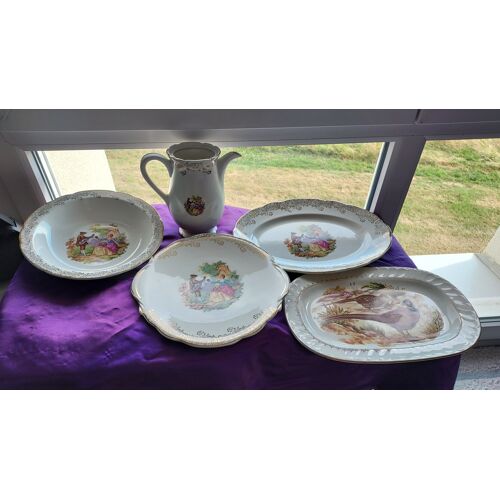 4 Plats Motifs Courtisans Avec Dorures 37 Cm 30 Cm 27 Cm Et Faisans 36.5 Cm Et Une Cruche Courtisans Hauteur 20 Cm Poids Total 3.546 Kg