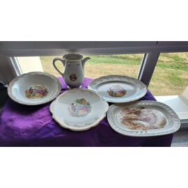 4 Plats Motifs Courtisans Avec Dorures 37 Cm 30 Cm 27 Cm Et Faisans 36.5 Cm Et Une Cruche Courtisans Hauteur 20 Cm Poids Total 3.546 Kg