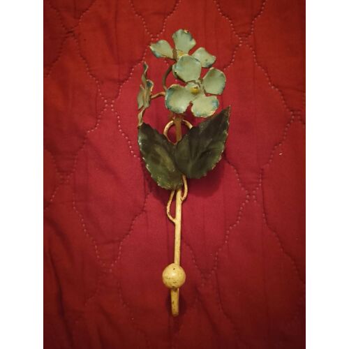Petit porte manteau fleur en fer forgé peint victorien début 1900.