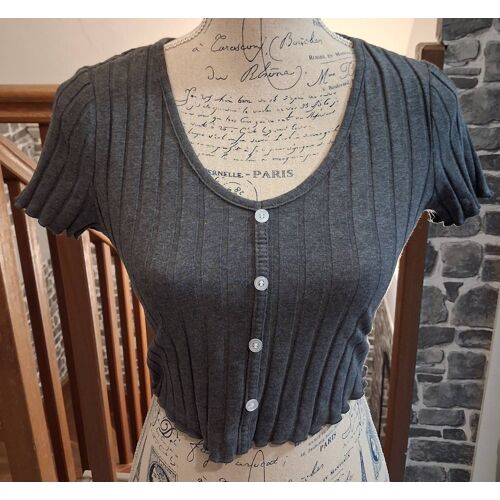 Tee-Shirt Ventre À L'Air Et Fausse Boutonnière