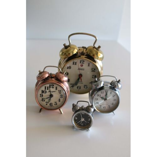 Collection de 4 Réveils à double cloches.