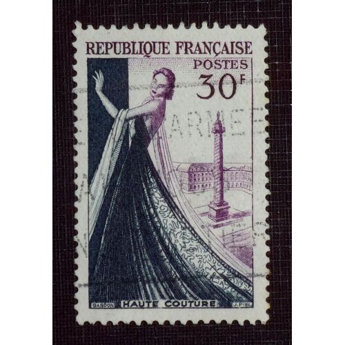 France N° 941 Oblitéré De 1953 - 30f Violet Et Bleu-Noir « Haute Couture Parisienne : Mannequin En Robe De Soirée Et Place Vendôme, À Paris »