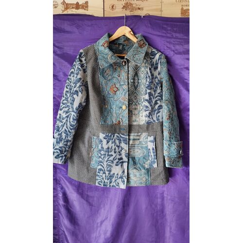 Veste Femme Taille 50 Polyester Boutons Stylés Motifs Brodés Bleu Et Doré Marque Rainbow 2 Poches 817 Grammes