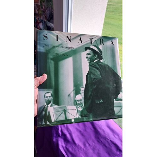 Sinatra Une Vie En Chansons Livre Illustré 1996 Lew Irwin France 120 Pages Couverture Rigide Avec Jaquette 29.2 X 29.2 Cm 1.066 Kg