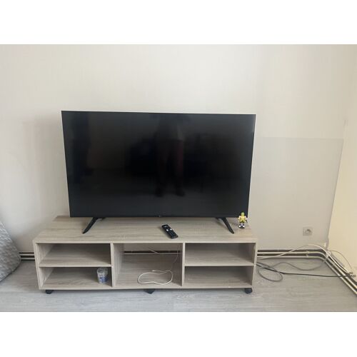 À revendre une télévision avec la télécommande et une table TV  a un très bon prix 