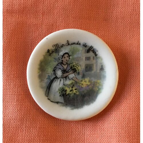 Fève Assiette La Marchande De Fleurs - Série Les Vieux Métiers De Tradition (Clamecy 2005)