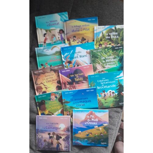 Lot 12 Hachette Jeunesse : Étretat - Pilat - Annecy - Des Ducs - Mont Blanc - Verdon - Lascaux - Tahiti - Brocéliande - Sologne - Maquis Corse - Camargue - Midi D Ossau -