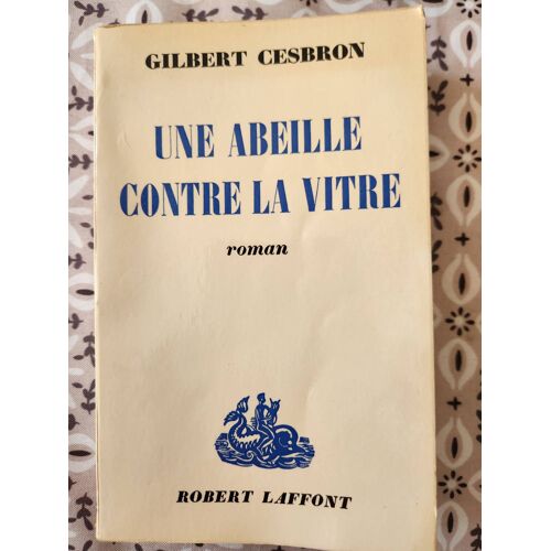 Une Abeille Contre La Vitre