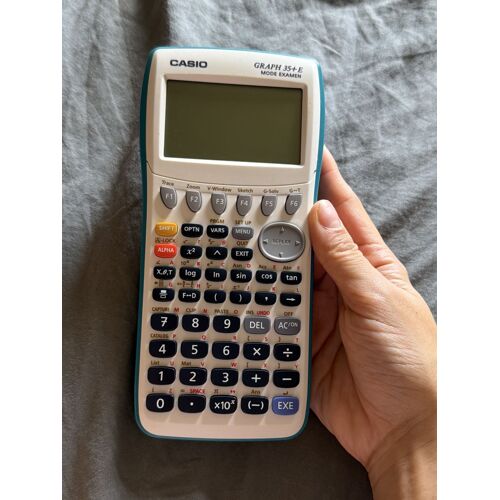 Calculatrice casio graph 35+E, mode examen. ‘Utiliser 2/3 fois elle est en excellent état, avec deux petites rayures sur la partie bleu. 
