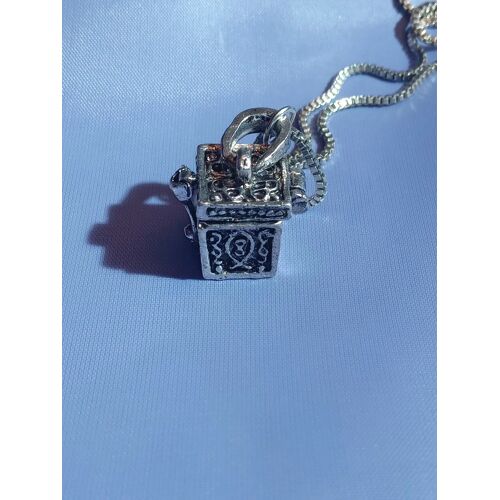 Pendentif Petit Coffre Sur Chaine